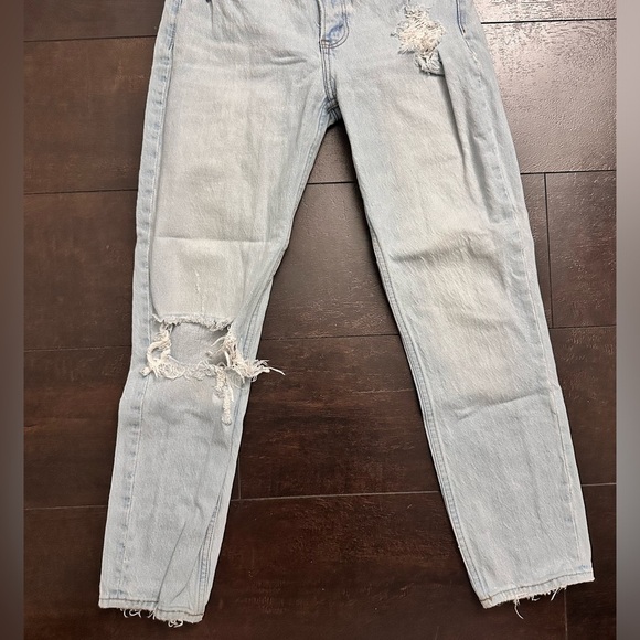 Abercrombie & Fitch High Rise Distressed Mom Jean in Light Wash Size 25 - Picture 5 of 13